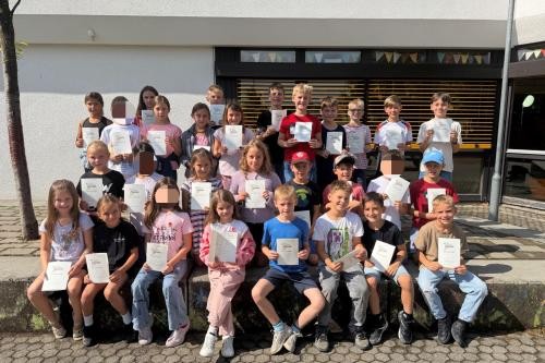 Kinder mit Urkunden Kinder mit Urkunden